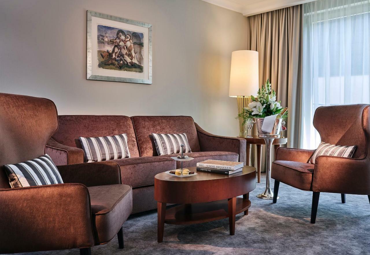Maison Messmer - Ein Mitglied Der Hommage Luxury Hotels Collection Baden-Baden Exterior photo A living room in a suite at the Radisson Blu Royal